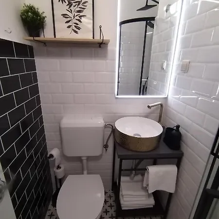 Vespa & Jacuzzi Apartman *