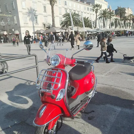 Vespa & Jacuzzi Apartman Split