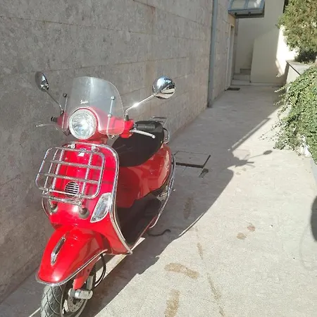Vespa & Jacuzzi Apartman